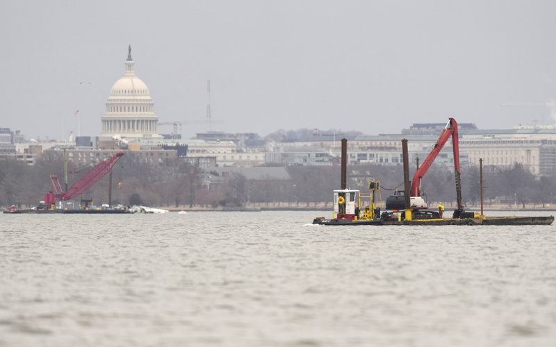 Crews return to the Potomac River to recover wreckage from DC midair collision