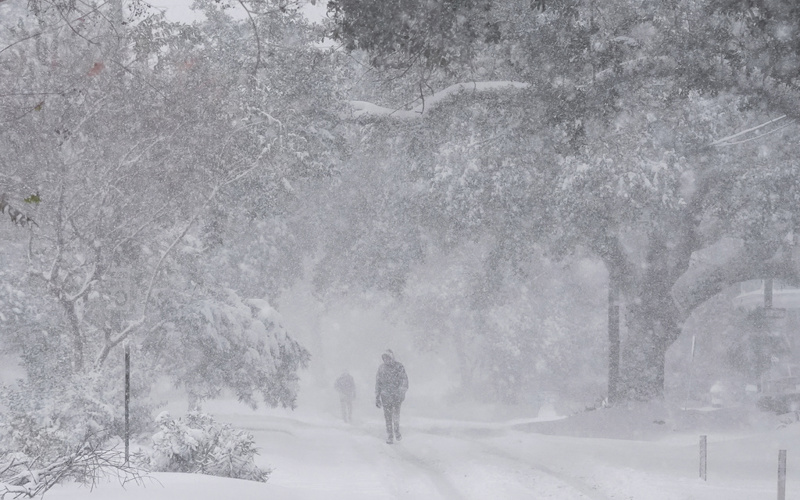 Major southern snowstorm spreads into Florida and the Carolinas