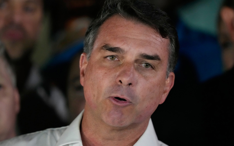 Flávio Bolsonaro flees Brazil with his family and are granted US visas