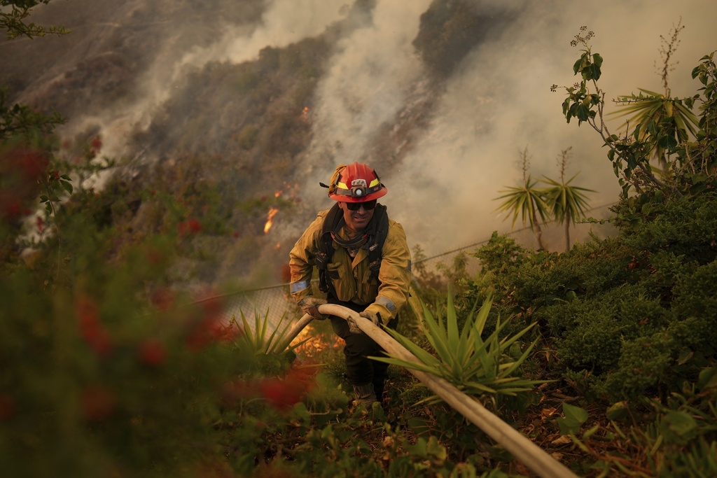 Firefighters brace for strong winds that could fuel Los Angeles fire growth