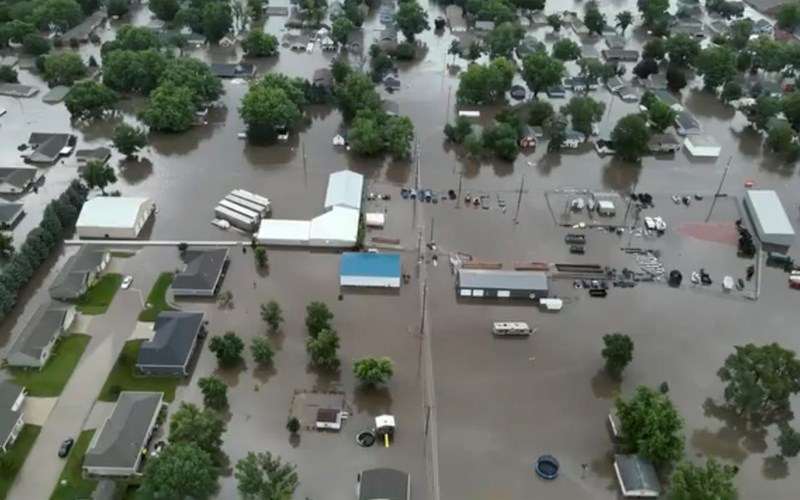 Flooding forces people from homes in some parts of Iowa while much of US broils again in heat (1)