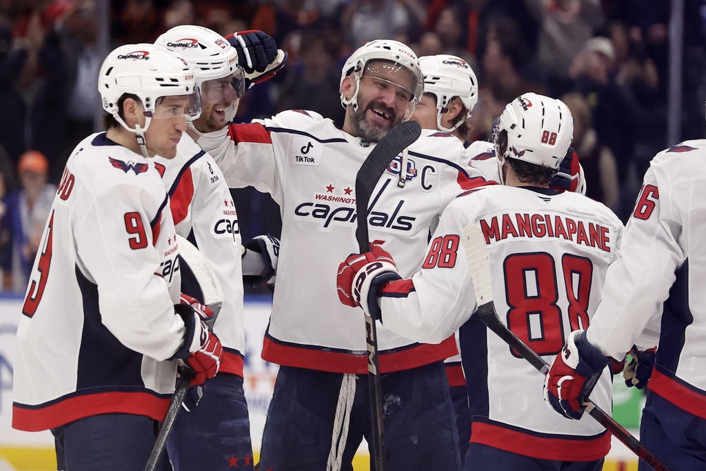 Alex Ovechkin breaks Wayne Gretzky's NHL career goals record by scoring his 895th