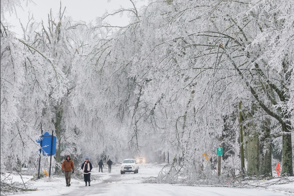 Northeast sees more snow from colossal winter storm, at least 25 deaths reported