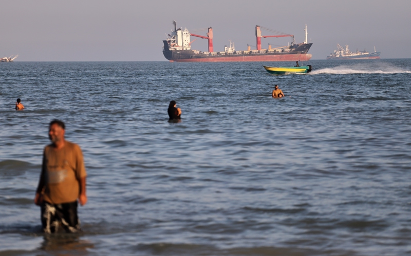 Oil tankers navigate the Strait of Hormuz despite threats from Iran's Revolutionary Guard