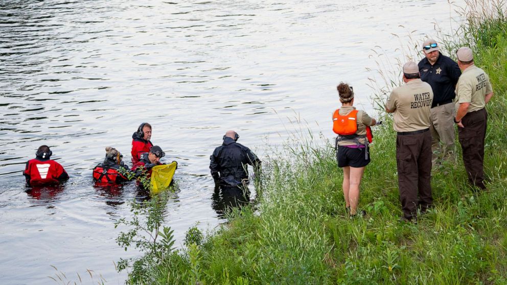 17-year-old killed, 4 hurt in stabbings on Wisconsin river