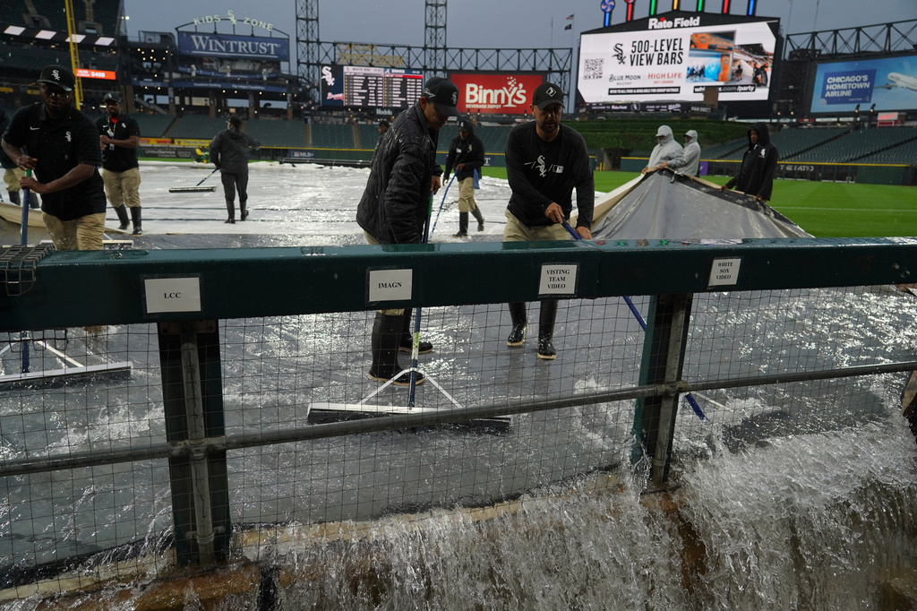 Storms knock out power in the Midwest and disrupt Chicago flights