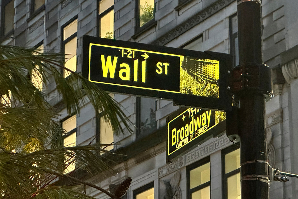 US stocks rise near their record after the latest jobs report