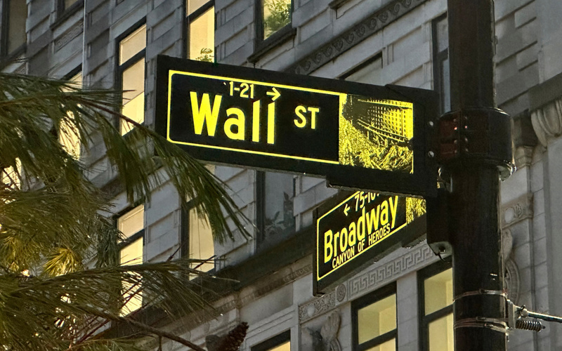 US stocks rise near their record after the latest jobs report