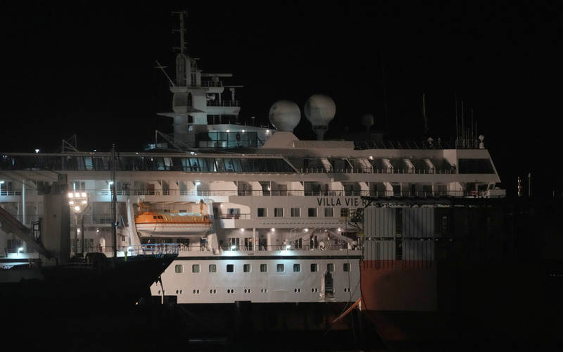 A US cruise ship suspends a global voyage due to fuel costs, stranding 200 passengers in Asia