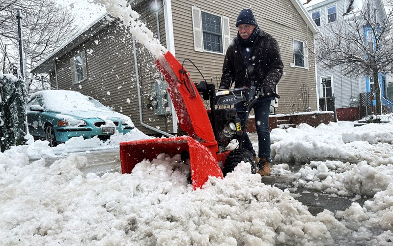 Northeast storm knocks out power to hundreds of thousands
