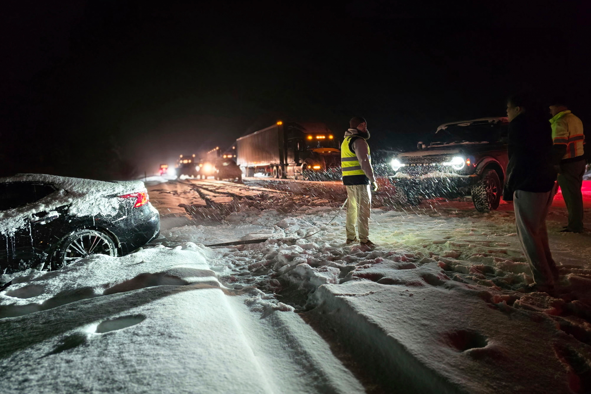 Storm dumps heavy snow on northern Arizona, gridlocking Interstate 40