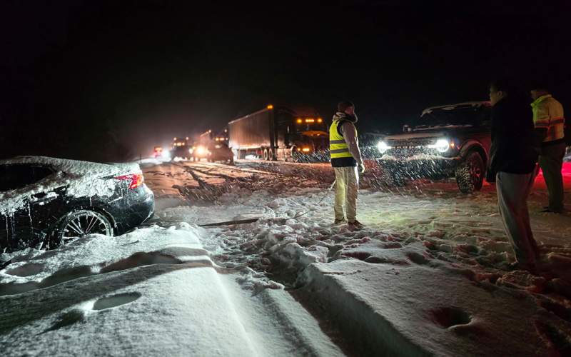 Storm dumps heavy snow on northern Arizona, gridlocking Interstate 40