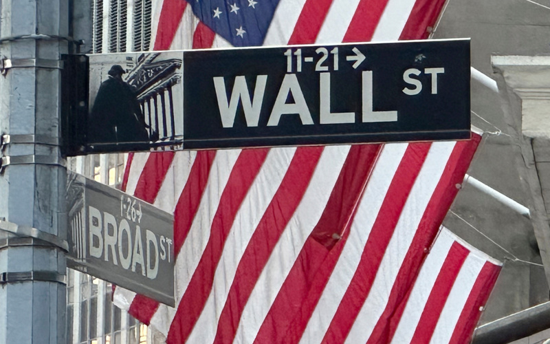 US stocks rise after companies deliver strong profits and oil prices retreat