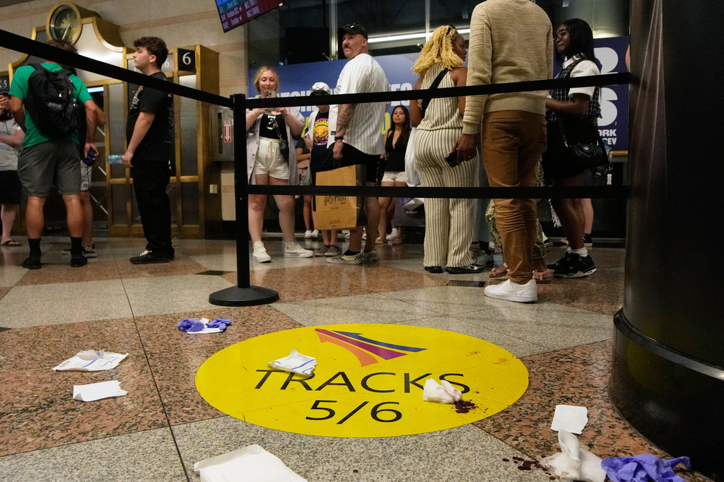 Suspect in custody after 6 people stabbed at New York's Penn Station