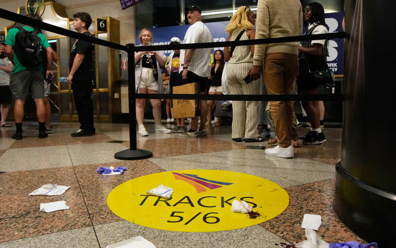 Suspect in custody after 6 people stabbed at New York's Penn Station