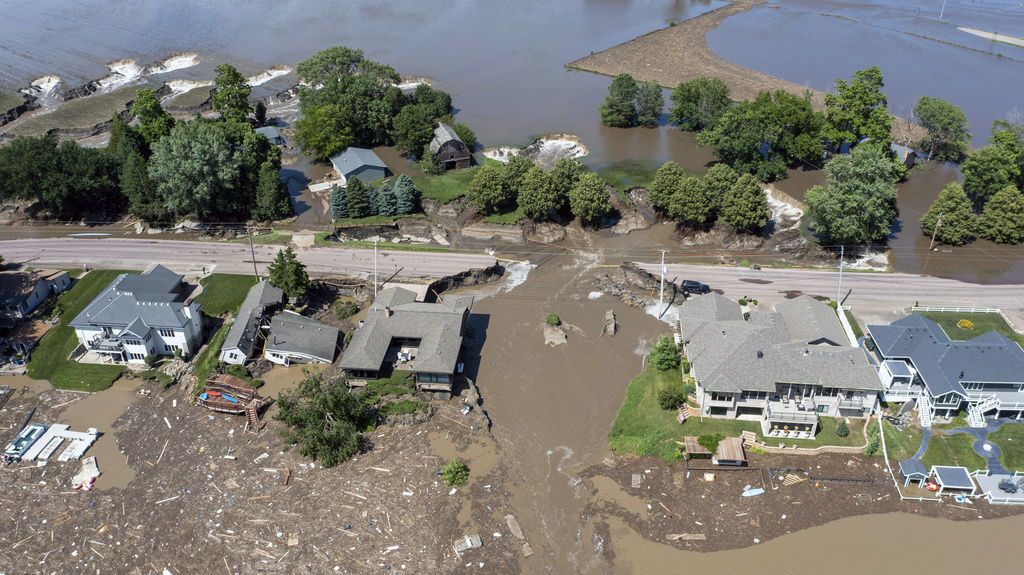 More rain possible in deluged Midwest as flooding kills 2, causes water to surge around dam