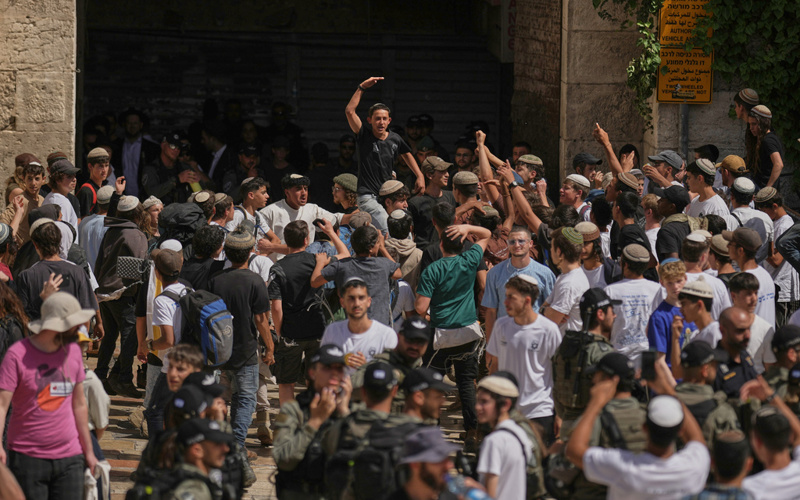 Young Israelis celebrate Jerusalem Day