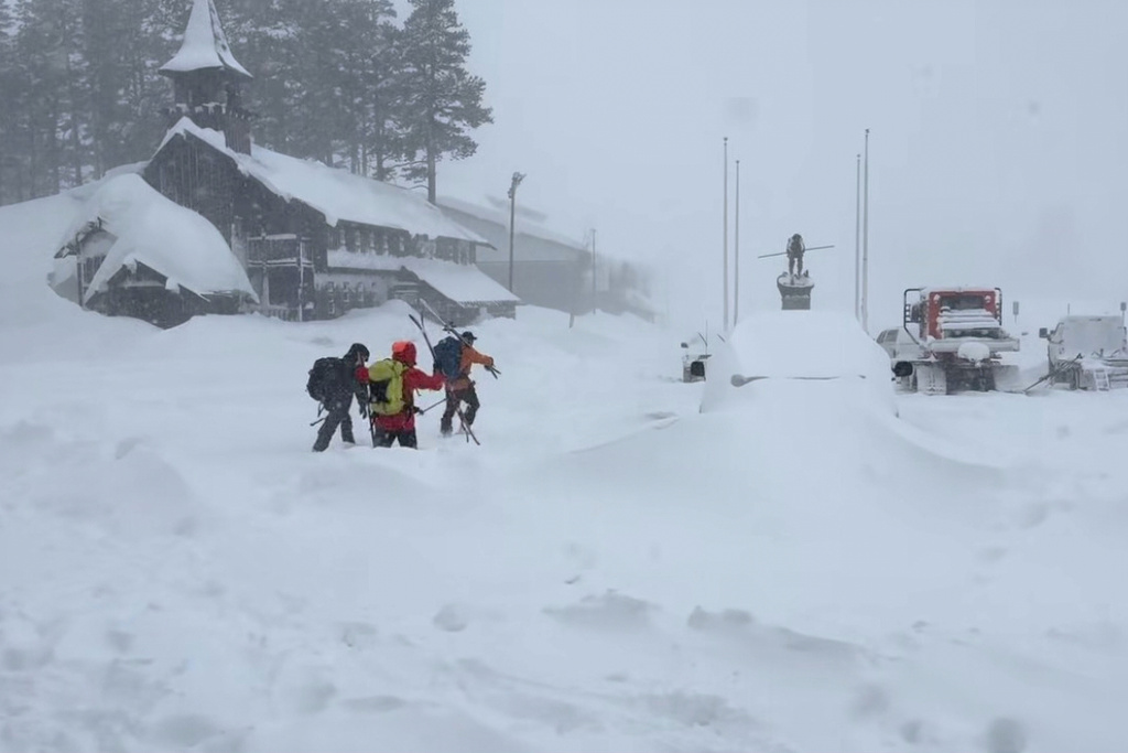 Search continues for 9 California backcountry skiers caught in avalanche