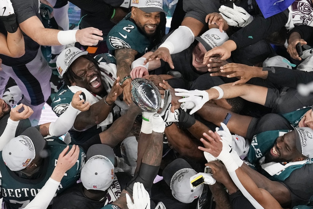 Eagles deny the Chiefs a Super Bowl three-peat with dominant defense in a 40-22 rout