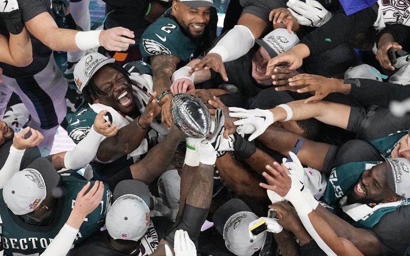 Eagles deny the Chiefs a Super Bowl three-peat with dominant defense in a 40-22 rout