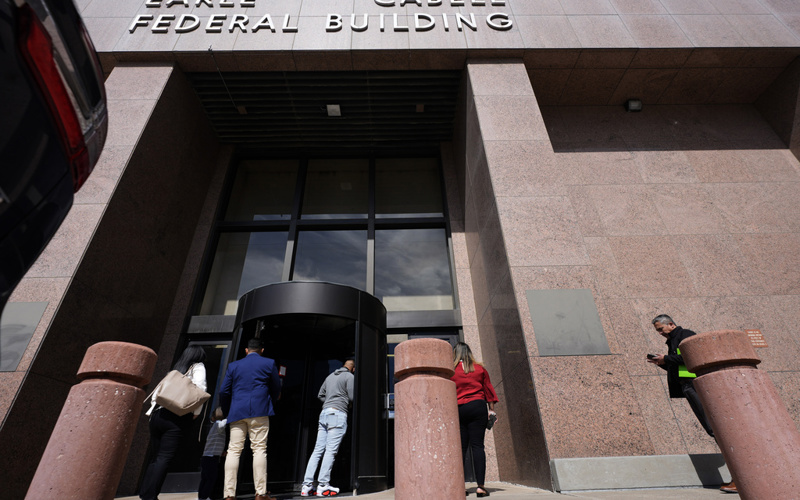 Federal employees begin returning to their offices after years at home