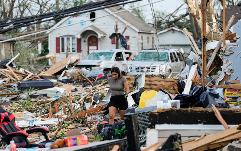 Wisconsin tornado causes extensive damage and cuts power to thousands