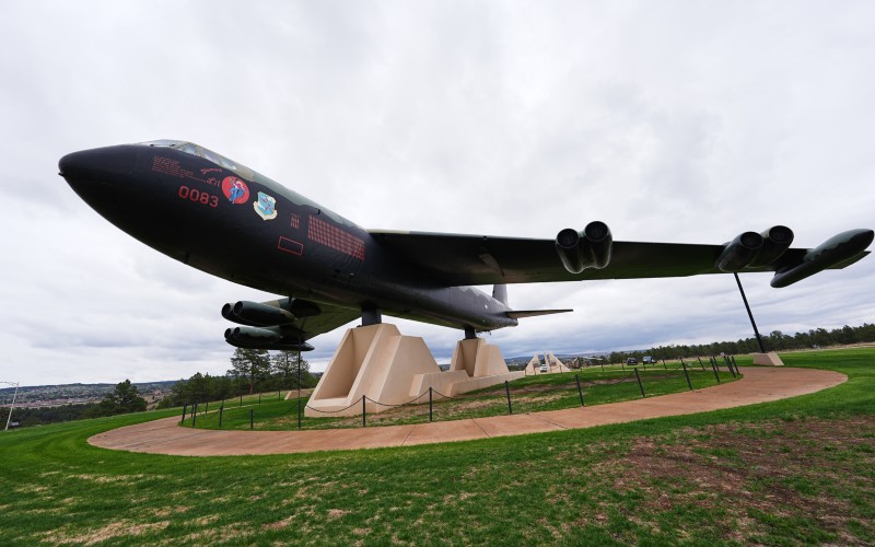 8 die in crash of B-52 bomber in California