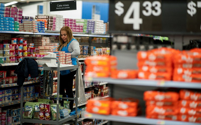 US inflation stays high, putting Fed in tough spot