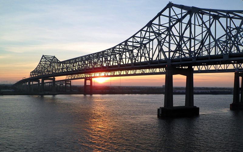 Police: Man died jumping from Mississippi bridge amid chase