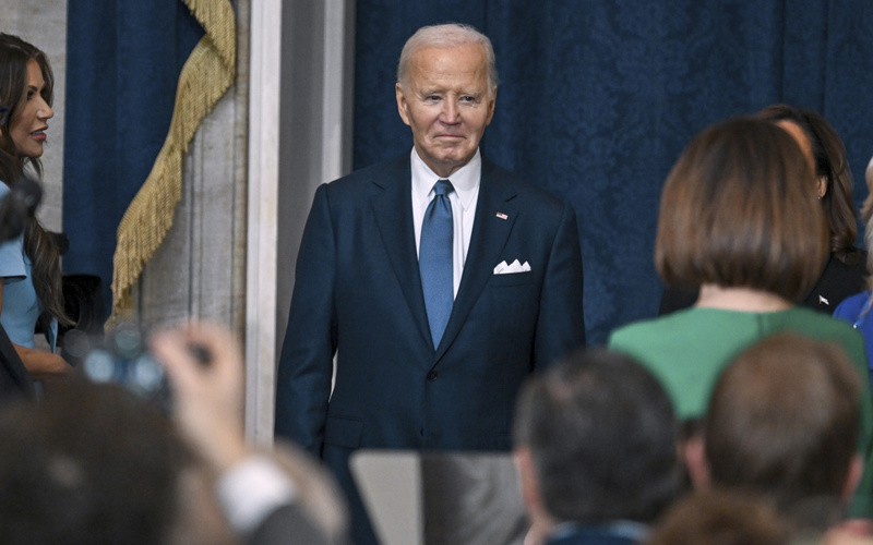 Moments before leaving the presidency, Biden pardons his siblings and their spouses