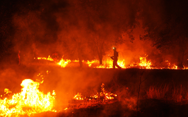 France evacuates 4,000 more people as heat threatens wildfire fight