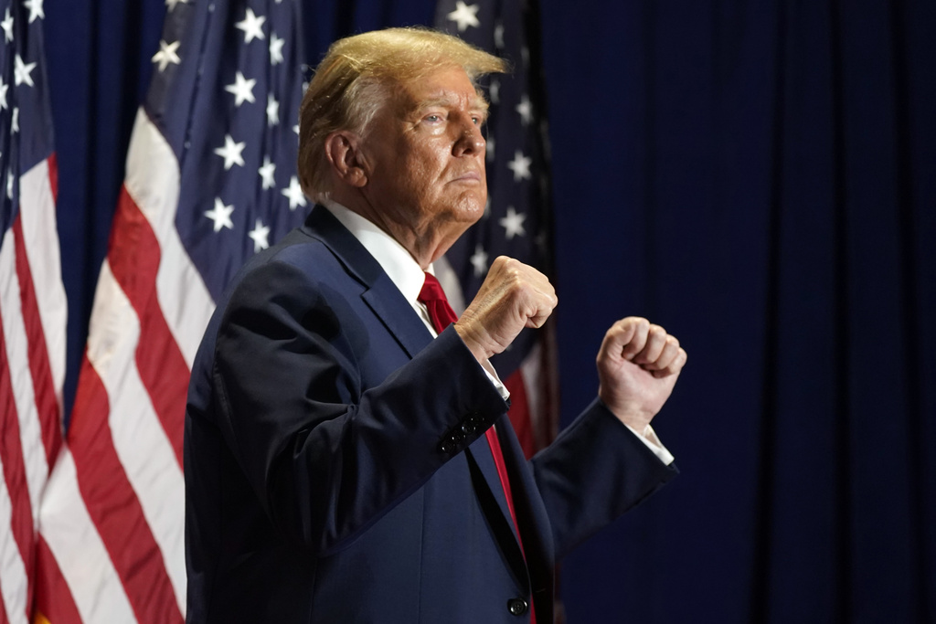 Trump returns to campaign trail amidst Democrat party crisis with Biden
