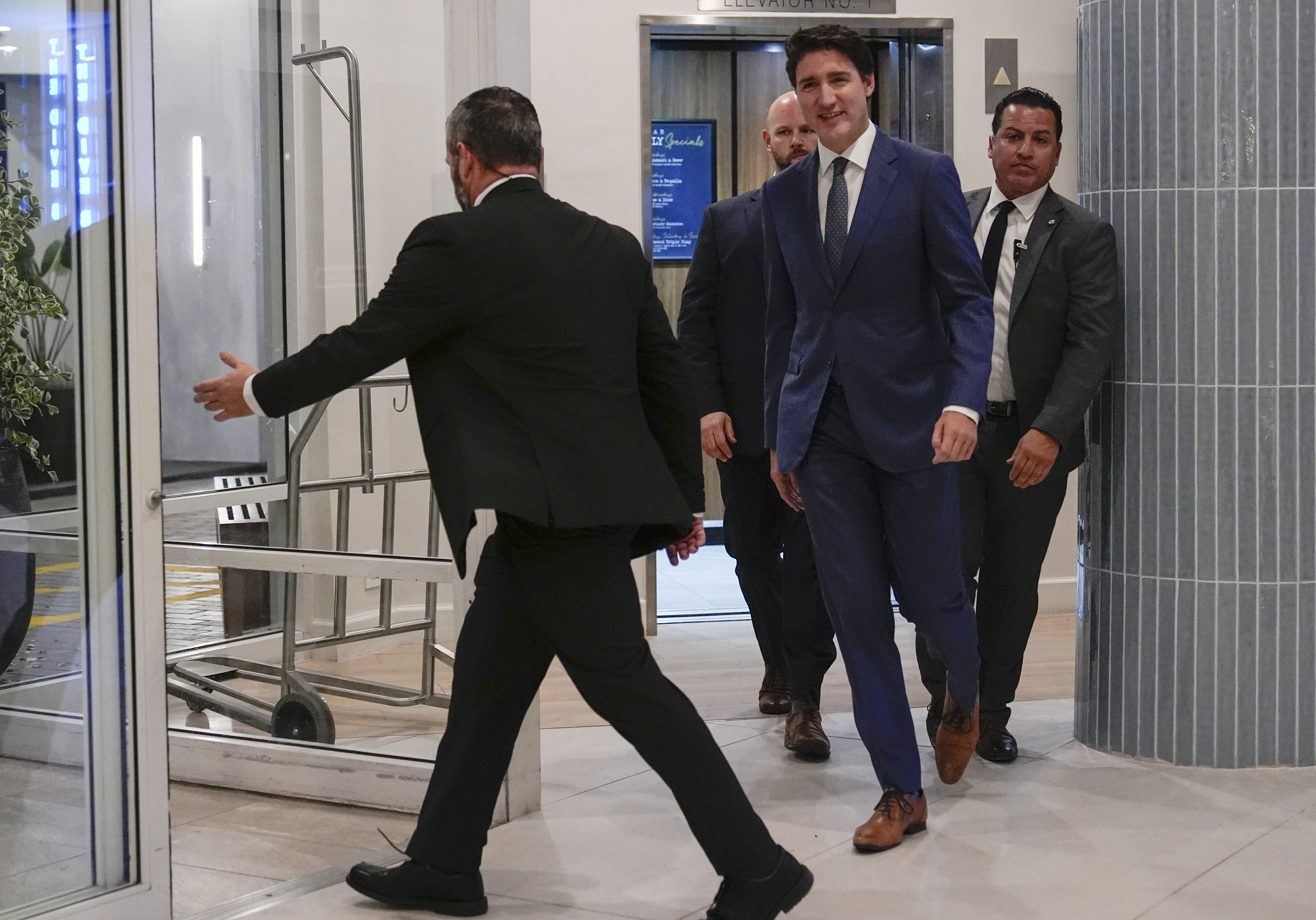 Canadian Prime Minister Trudeau flies to Florida to meet with Trump after tariffs threat