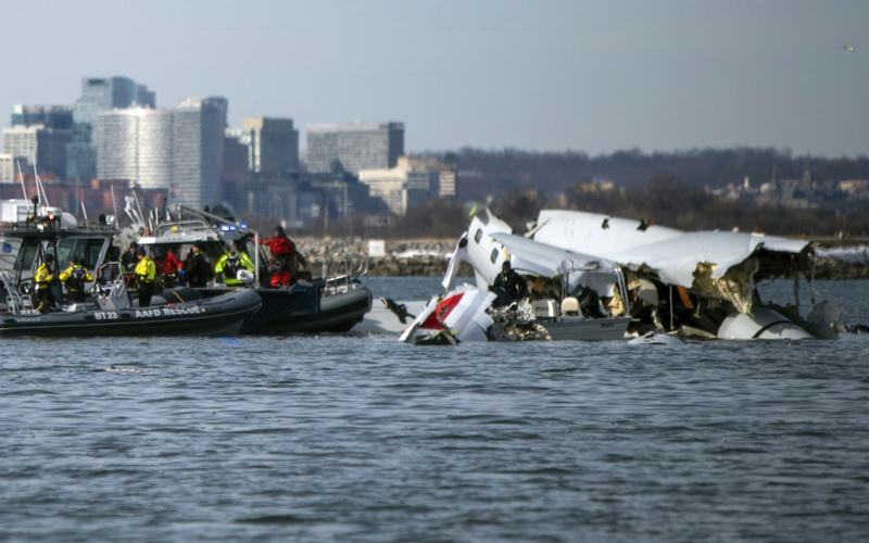 Divers returning to the Potomac River for DC plane crash recovery and investigation