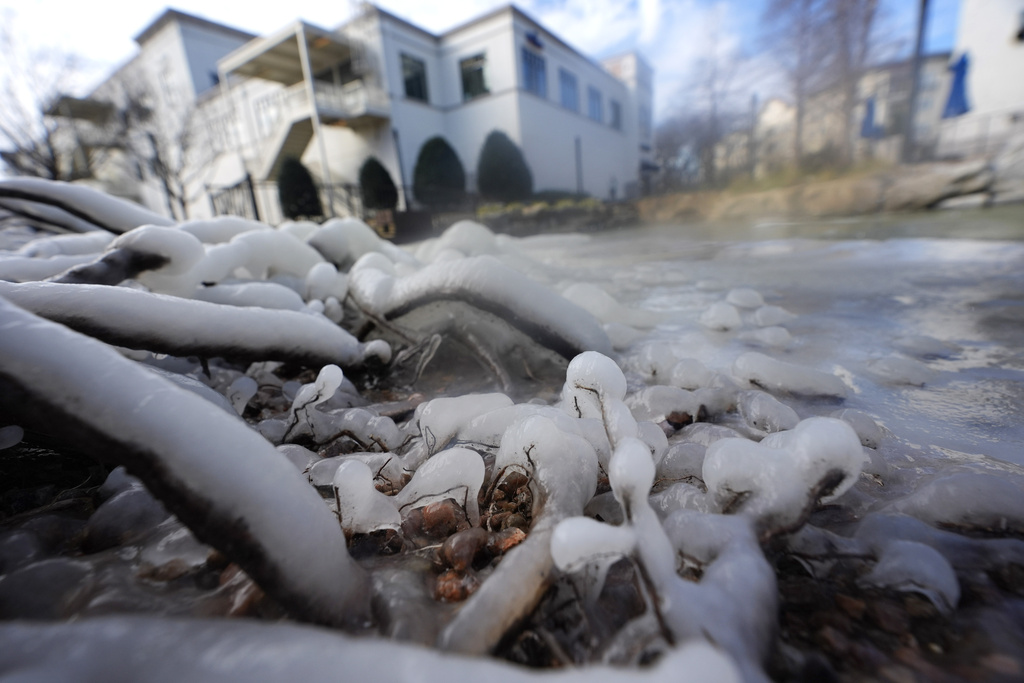 Snowy roads lead to hundreds of Virginia and North Carolina crashes