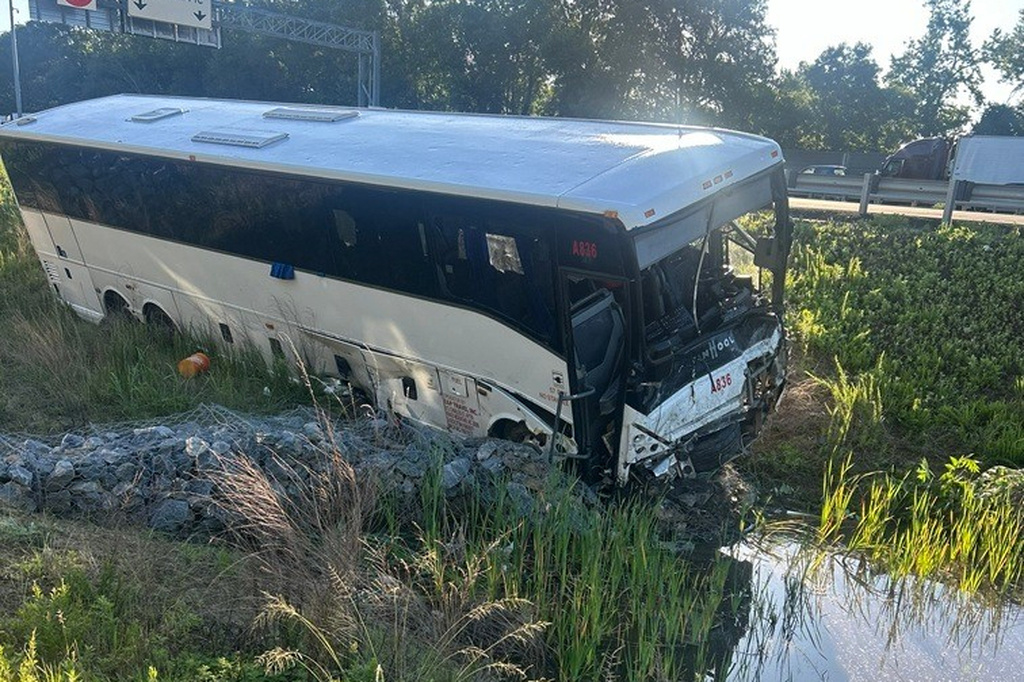 5 dead and 34 injured after bus hits cars in Virginia