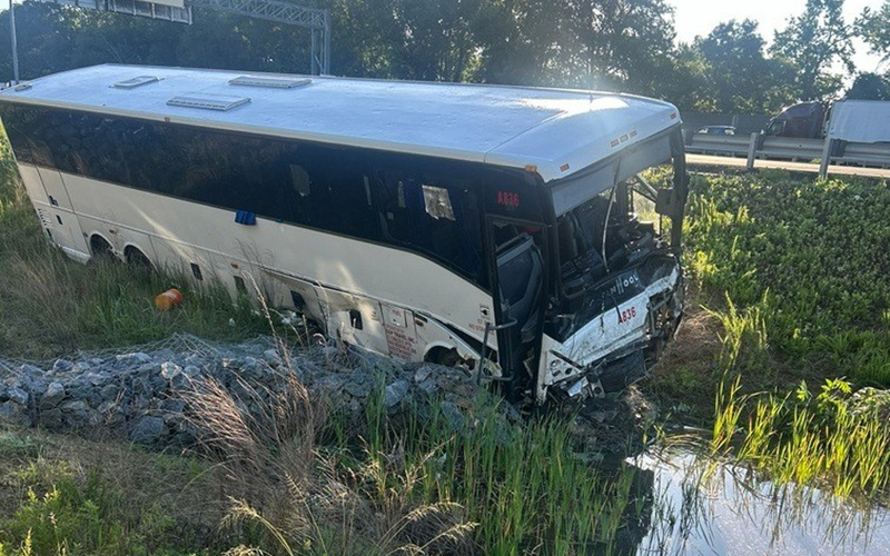 5 dead and 34 injured after bus hits cars in Virginia