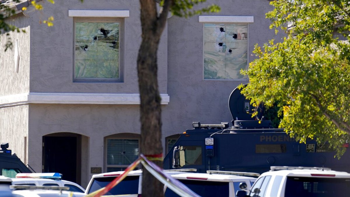 Police used shields to rescue baby during Phoenix standoff - Vimarsana News