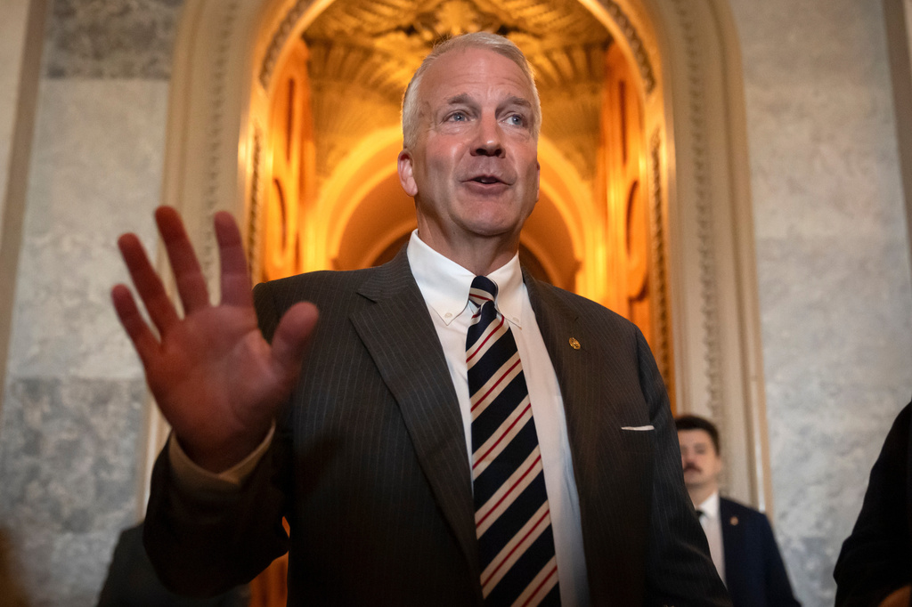 In Alaska primaries, Republican voters will be double-checking the names on the ballot