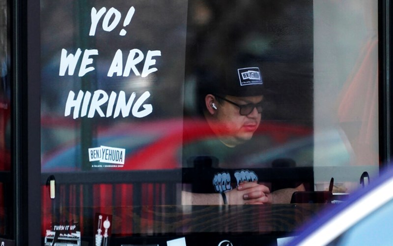 US added 428,000 jobs in April despite growing economic fears