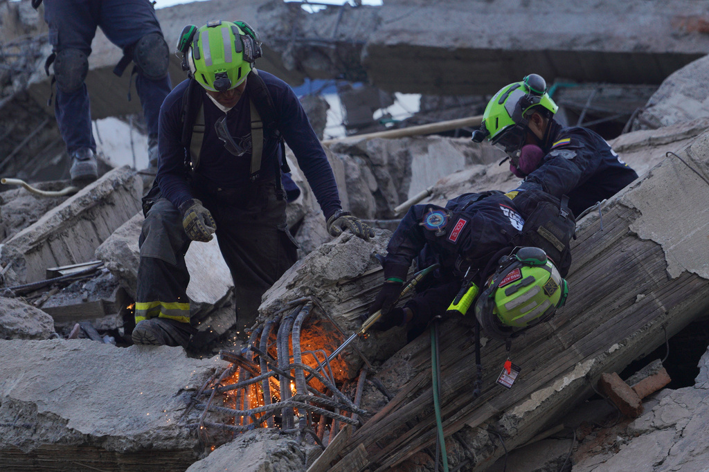 Crews search for thousands missing after Colombia earthquake