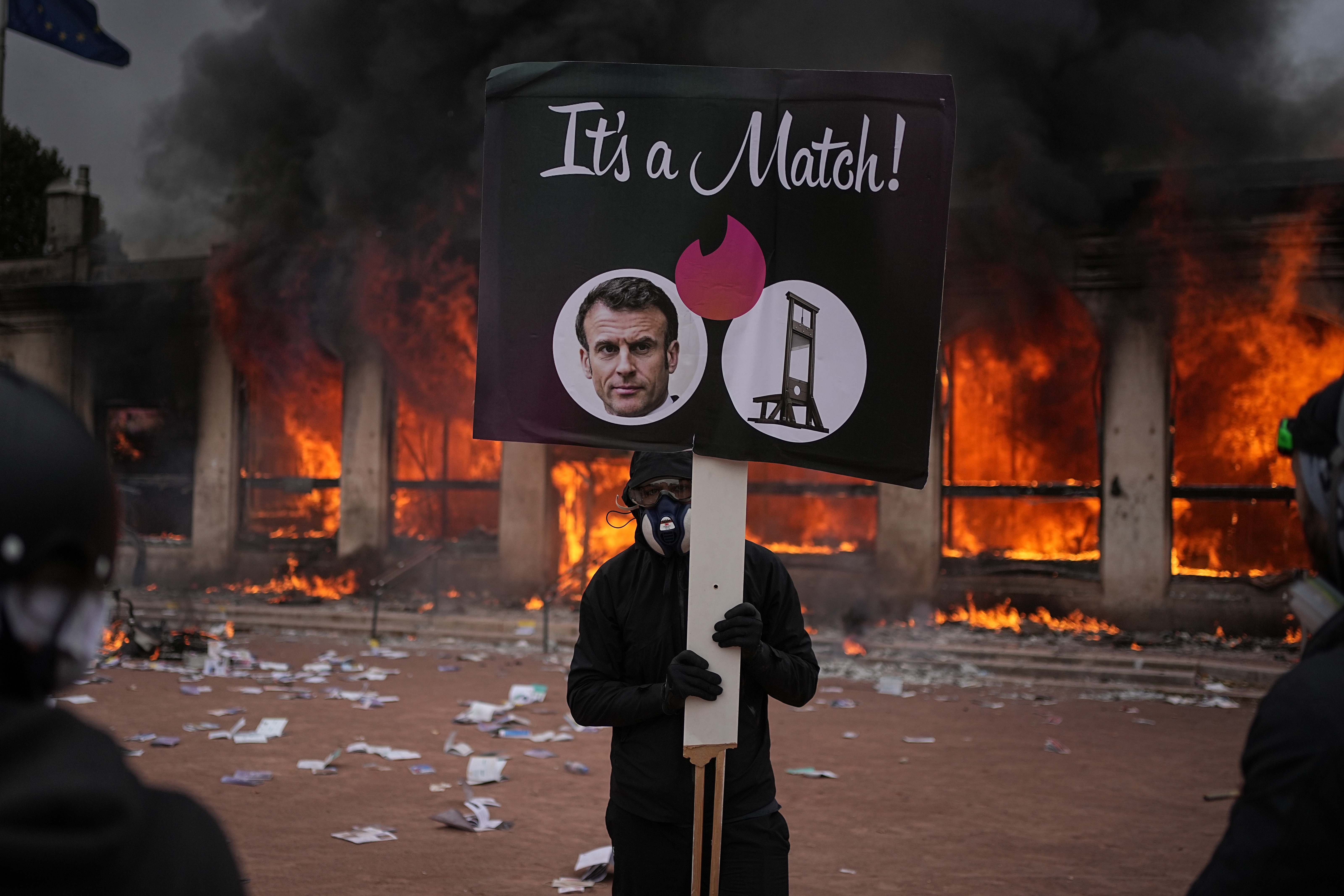 Paris police report 855 arrests after violent clashes and looting during protests