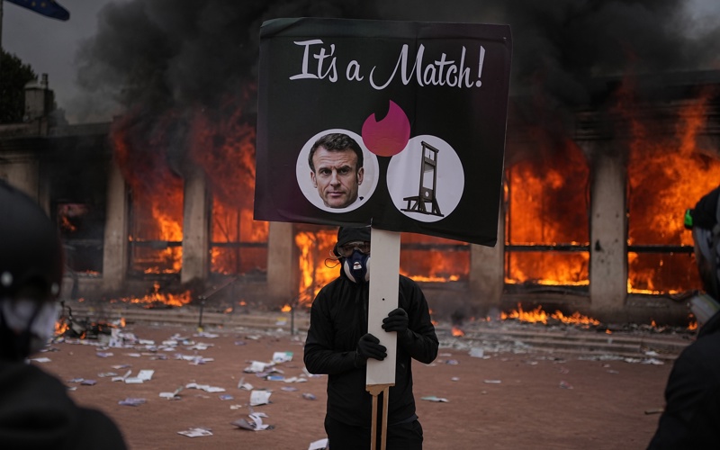 Paris police report 855 arrests after violent clashes and looting during protests