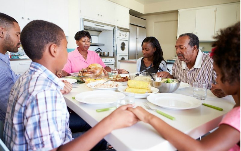 10 ways to practice gratitude with your family this Thanksgiving