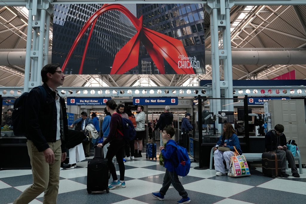Federal officials order flight cuts at Chicago O'Hare to reduce airport delays