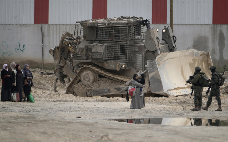 Palestinian families flee amidst Israeli hunt for terrorists in the West Bank