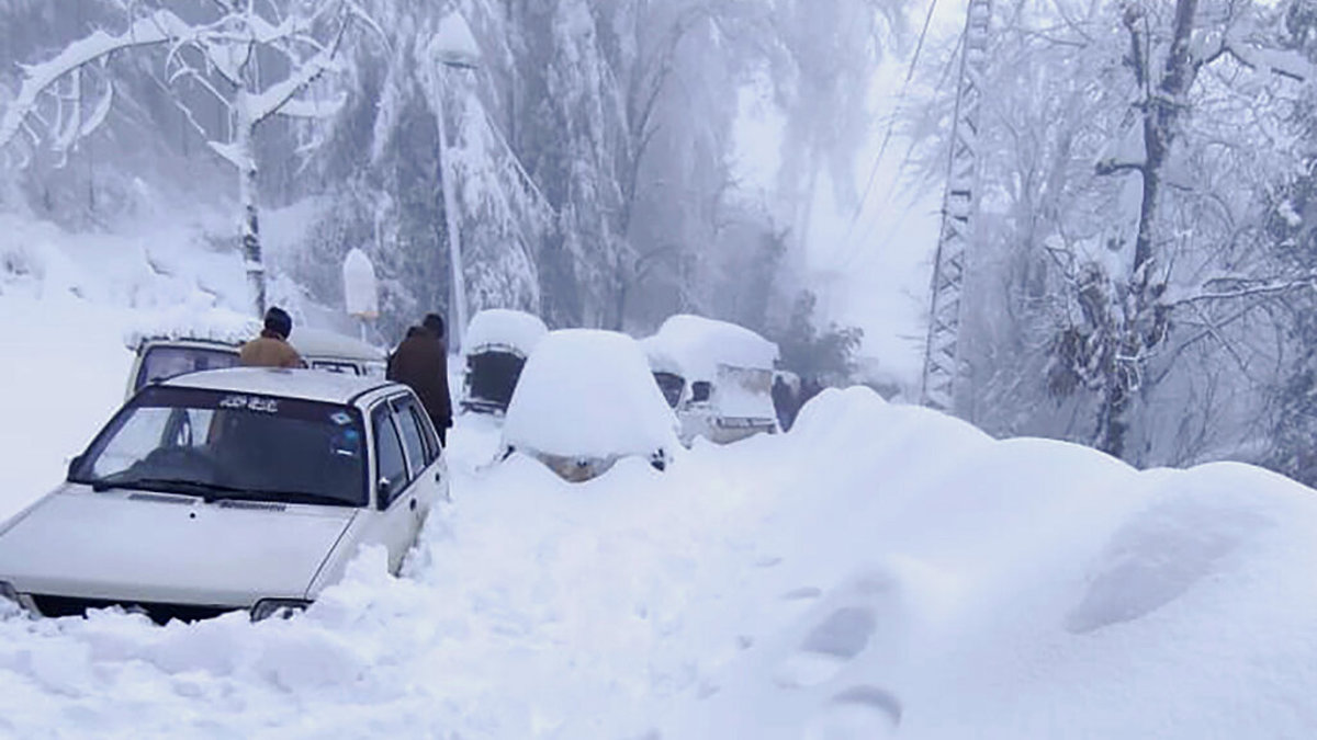 Cold kills 22 stuck in cars in heavy snow at Pakistan resort - Vimarsana News