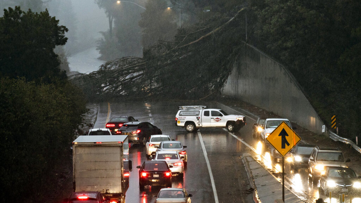 Western storms bring flood threats, snow for Christmas - Vimarsana News