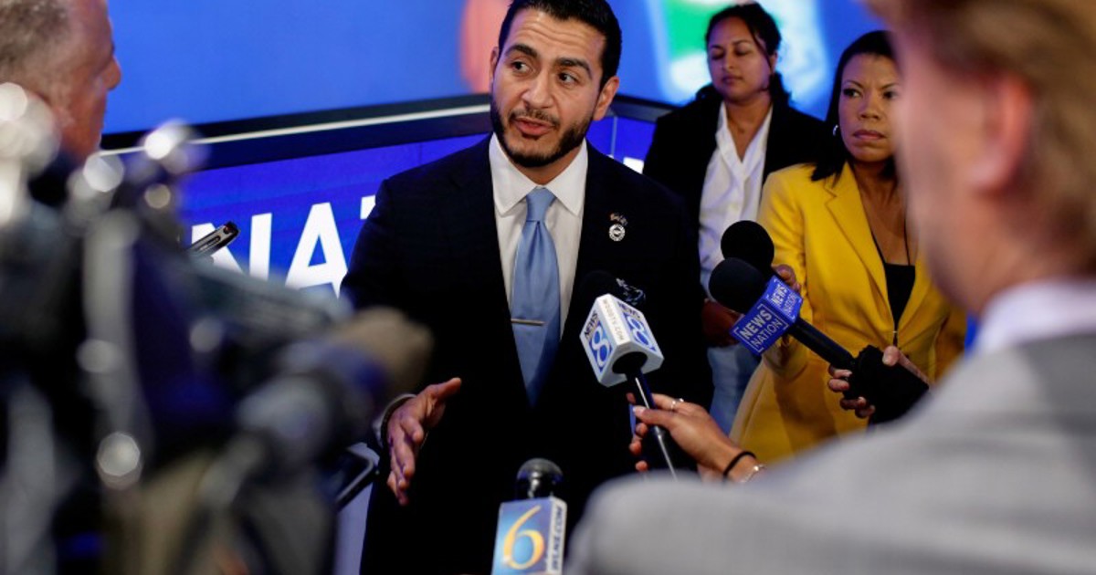 Democrat patriot? Outgoing senator endorses non-Islamist in party primary
